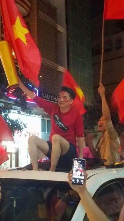 Sao Việt và muôn kiểu lên đồ đi bão sau chiến thắng của U23 Việt Nam