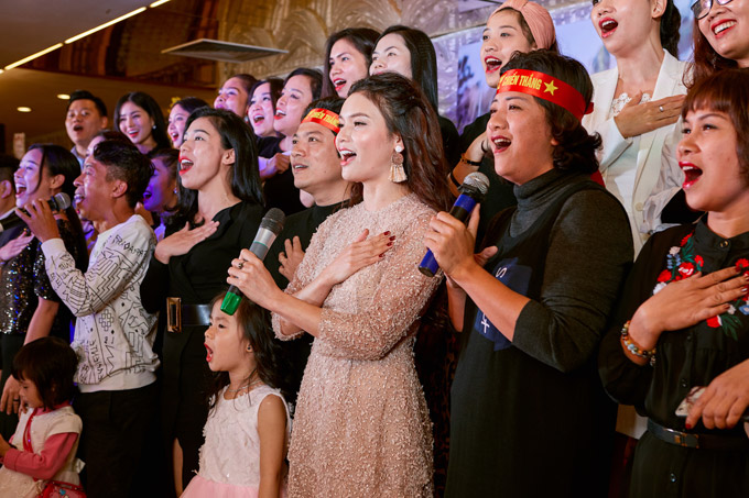 Nghệ sĩ hát Quốc ca mừng U23 Việt Nam trong sinh nhật Sao Mai Phương Thảo