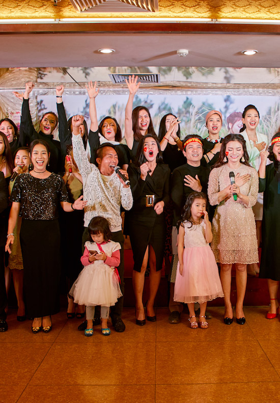 Nghệ sĩ hát Quốc ca mừng U23 Việt Nam trong sinh nhật Sao Mai Phương Thảo