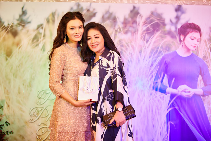 Nghệ sĩ hát Quốc ca mừng U23 Việt Nam trong sinh nhật Sao Mai Phương Thảo