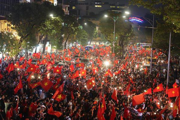 Chồng đặt cược cho đội tuyển Việt Nam, tới khi thắng rồi vẫn phải đền gấp đôi cho vợ