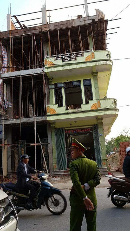 Đưa con đi khám bệnh, thanh sắt rơi trúng nóc xe taxi tử vong