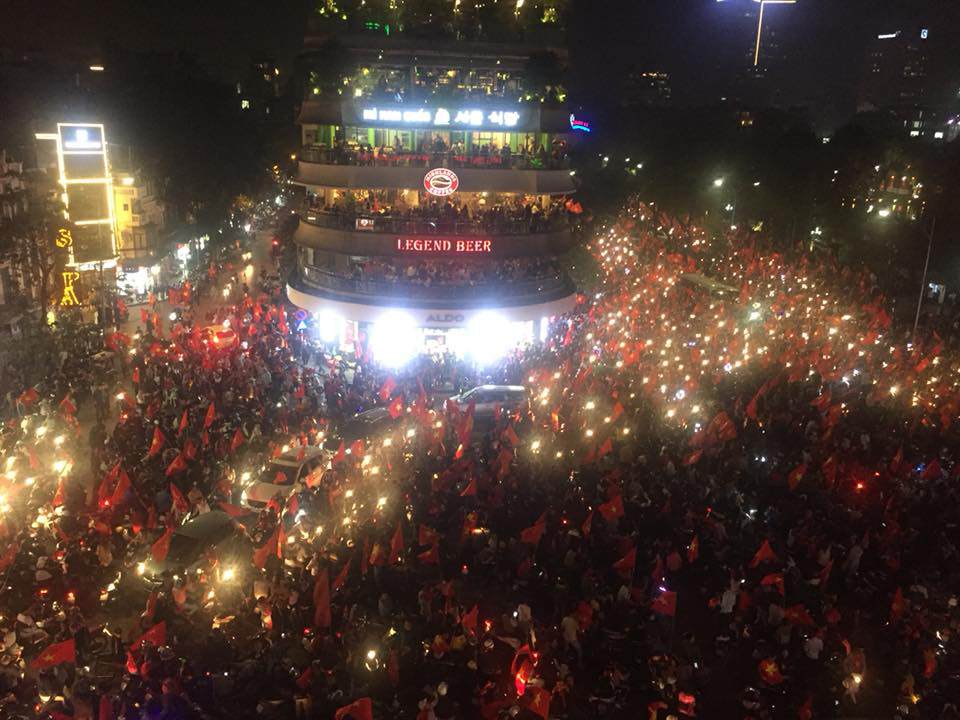 U23 Việt Nam thắng U23 Qatar: Người dân ăn mừng có văn hóa