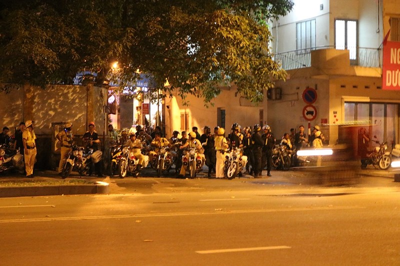 CĐV phấn khích: Em có làm gì sai đâu mà giữ?