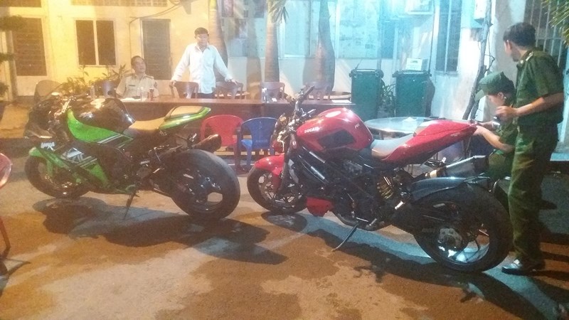 CĐV phấn khích: Em có làm gì sai đâu mà giữ?