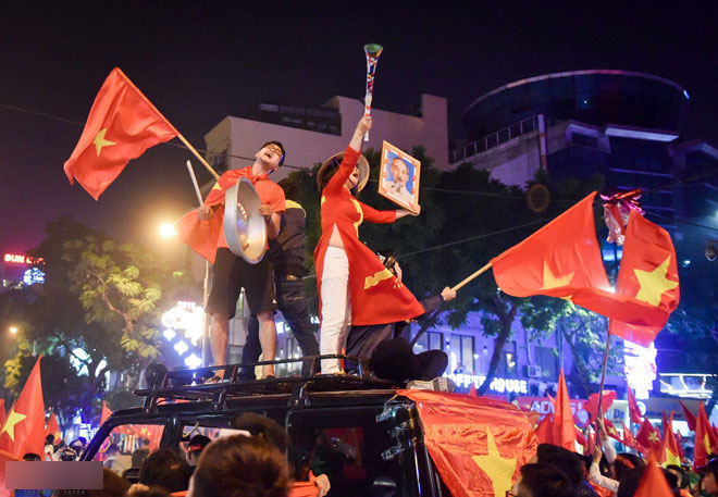 Mẹo làm dịu cơn đau rát họng sau đêm cổ vũ bóng đá