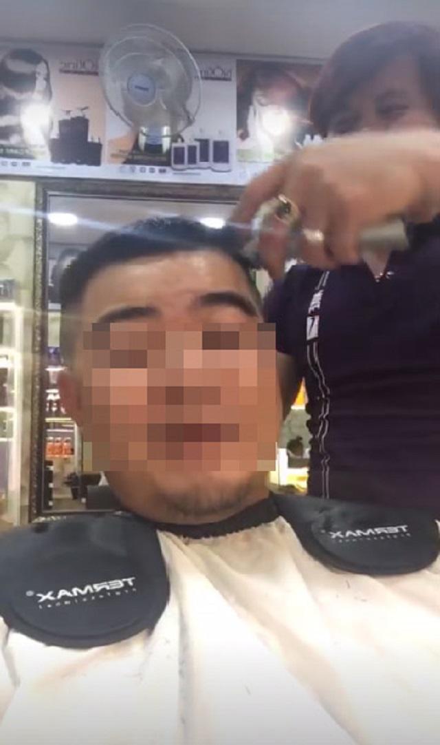 Dở khóc dở cười với lời nói là làm mừng U23 Việt Nam: Cạo đầu, khỏa thân, đập ti vi