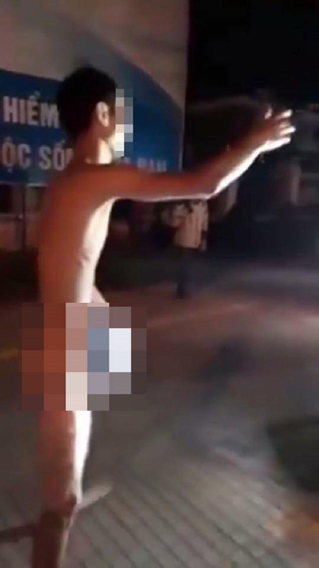 Dở khóc dở cười với lời nói là làm mừng U23 Việt Nam: Cạo đầu, khỏa thân, đập ti vi