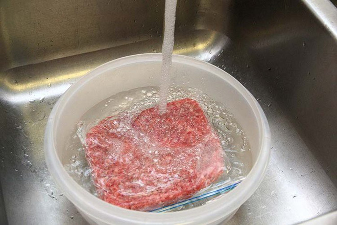 Mách bạn 4 cách rã đông thực phẩm vừa nhanh vừa không làm mất chất dinh dưỡng Mách bạn 4 cách rã đông thực phẩm vừa nhanh vừa không làm mất chất dinh dưỡng