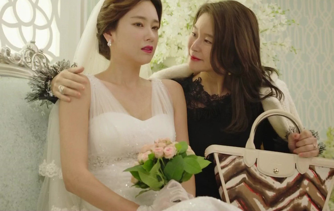 Cô dâu, chú rể hồn xiêu phách lạc trong tiệc cưới vì... bóng đá