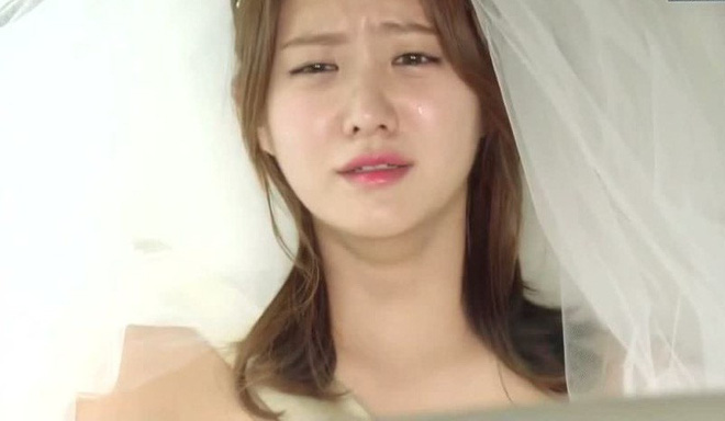 Cô dâu, chú rể hồn xiêu phách lạc trong tiệc cưới vì... bóng đá