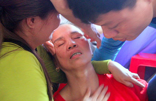 Bố trung vệ Tiến Dũng phát cáu với trọng tài, đấm TV để hả giận