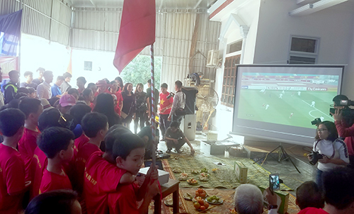 Bố trung vệ Tiến Dũng phát cáu với trọng tài, đấm TV để hả giận