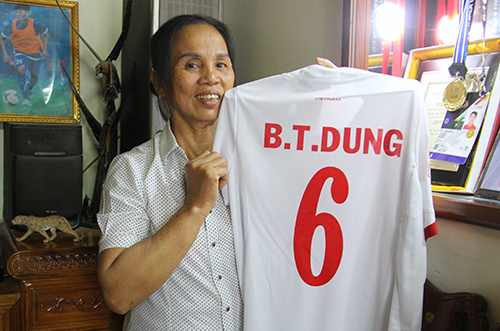 Bố mẹ Quang Hải, Tiến Dũng hủy đi Trung Quốc vào phút chót