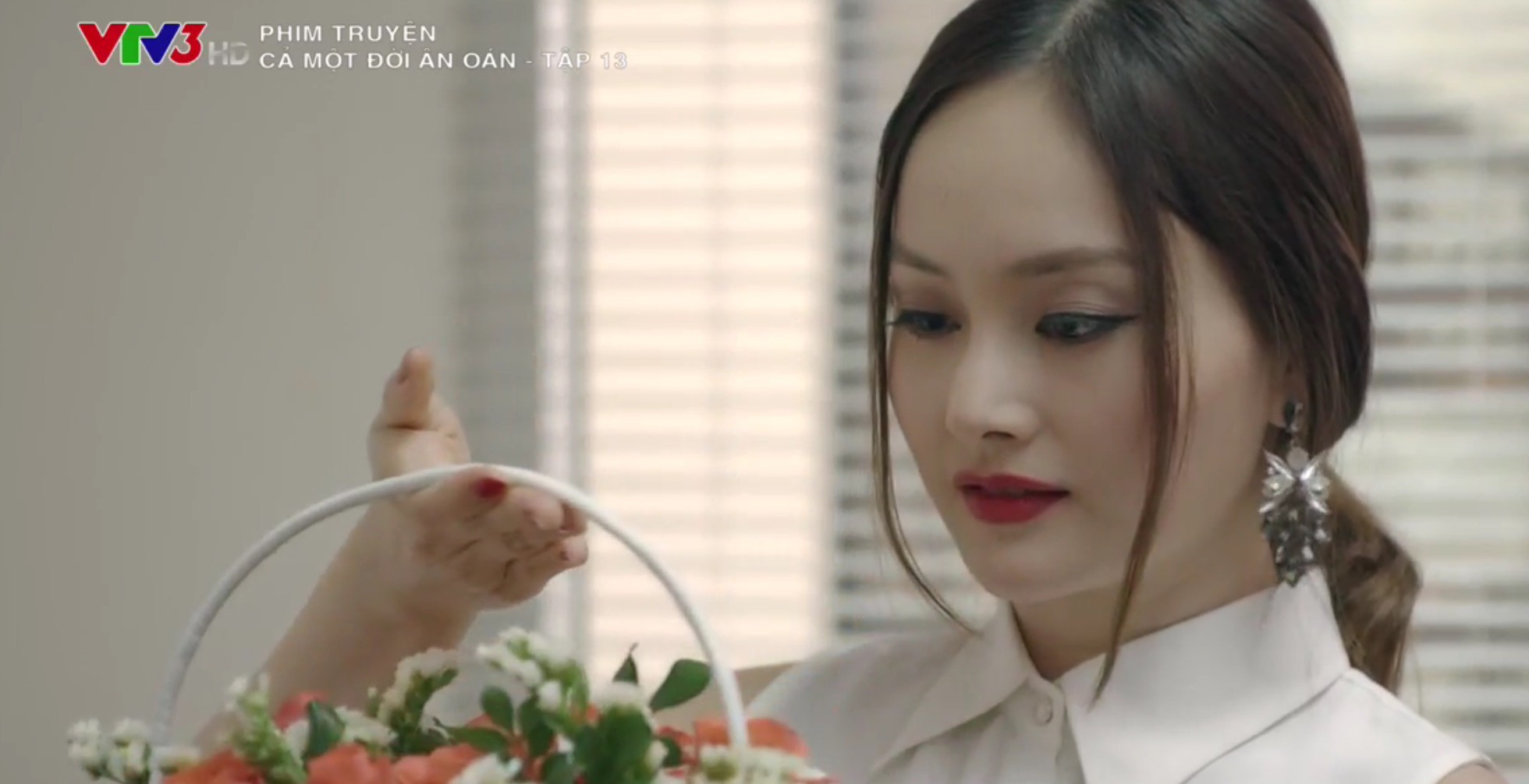 Cả một đời ân oán: Thấy chồng lén lút dặn người đàn bà khác giữ lấy cái thai, Hồng Diễm đã bùng cháy! Cả một đời ân oán: Thấy chồng lén lút dặn người đàn bà khác giữ lấy cái thai, Hồng Diễm đã bùng cháy!