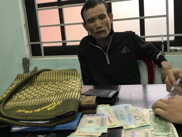 TT-Huế: Hàng chục người dân truy bắt, tóm gọn tên cướp giật đồ