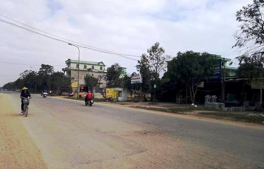 Trên đường về nhà, cán bộ huyện bị đâm nhập viện