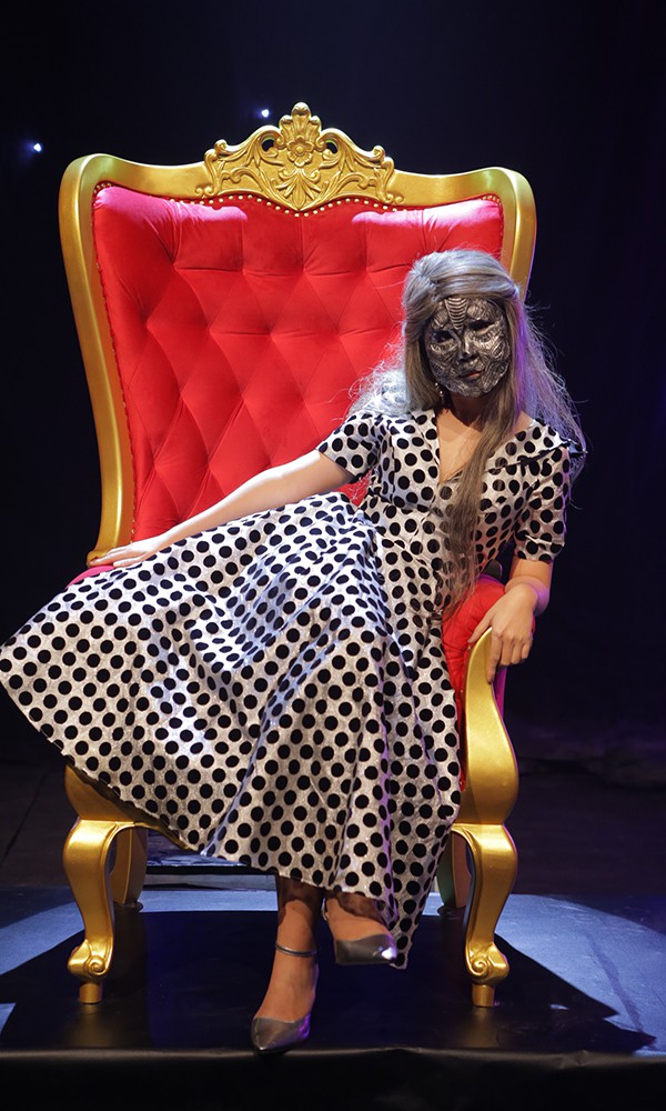 Hẹn hò kinh dị: Trai đẹp 6 múi bị bạn gái thẳng tay loại bỏ vì không có quà?