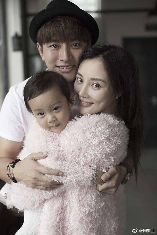Giả Nãi Lượng bỏ nhẫn cưới, hàng xóm tiết lộ mối quan hệ hiện tại của 2 vợ chồng sau scandal Lý Tiểu Lộ ngoại tình Giả Nãi Lượng bỏ nhẫn cưới, hàng xóm tiết lộ mối quan hệ hiện tại của 2 vợ chồng sau scandal Lý Tiểu Lộ ngoại tình