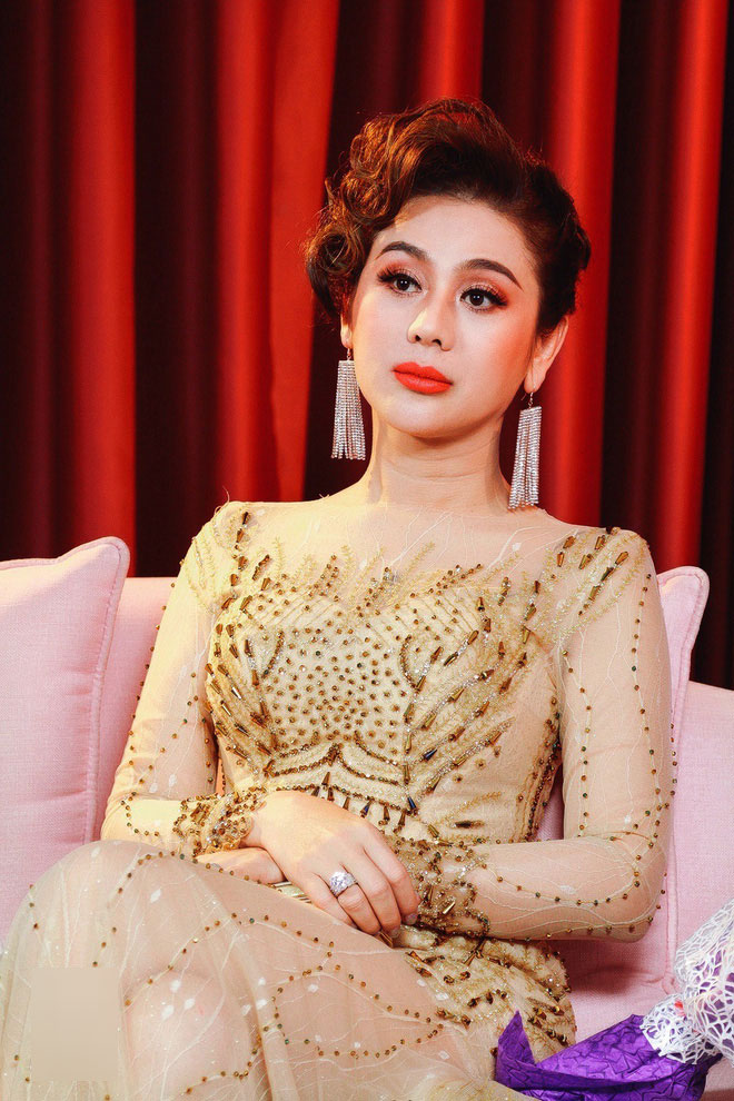 Lâm Khánh Chi vô tư kể chuyện từng yêu Quý Bình cách đây 2 năm trước mặt chồng trẻ điển trai Lâm Khánh Chi vô tư kể chuyện từng yêu Quý Bình cách đây 2 năm trước mặt chồng trẻ điển trai