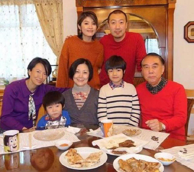 Gia thế khủng của Hoa hậu Hong Kong khiến trùm xã hội đen khét tiếng cũng phải kính nể