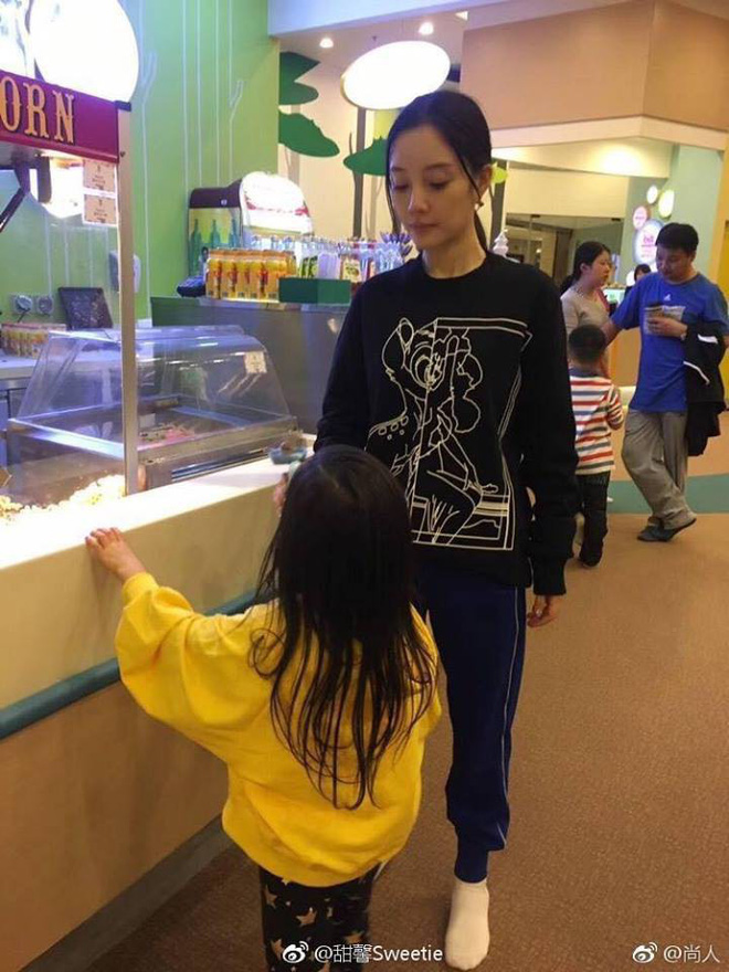 Sự thật đau lòng về loạt hình ảnh tái hợp, gương vỡ lại lành của Lý Tiểu Lộ - Giả Nãi Lượng Sự thật đau lòng về loạt hình ảnh tái hợp, gương vỡ lại lành của Lý Tiểu Lộ - Giả Nãi Lượng