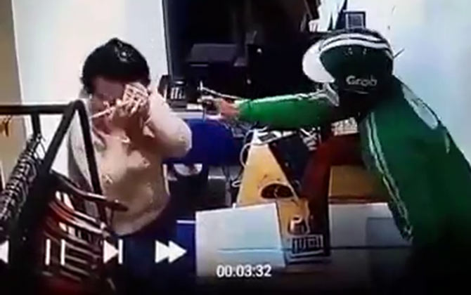 Sự thật bất ngờ về clip tài xế Grab xịt hơi cay nhân viên shop quần áo, cướp tiền