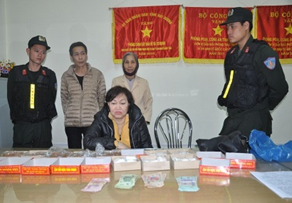 Cảnh sát cơ động phát hiện 1 kg heroin trong hộp hương vòng