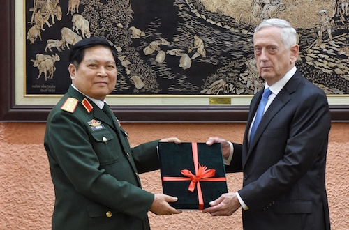 Đại tướng Ngô Xuân Lịch trao kỷ vật chiến tranh cho Bộ trưởng Quốc phòng Mỹ