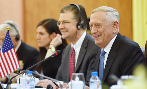 Đại tướng Ngô Xuân Lịch trao kỷ vật chiến tranh cho Bộ trưởng Quốc phòng Mỹ