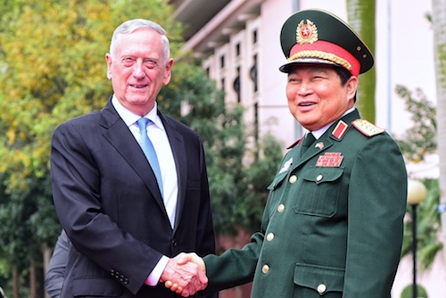 Đại tướng Ngô Xuân Lịch trao kỷ vật chiến tranh cho Bộ trưởng Quốc phòng Mỹ