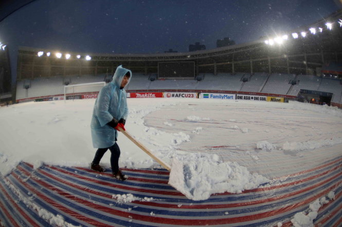 Chờ quyết định có hoãn trận chung kết vì tuyết rơi dày