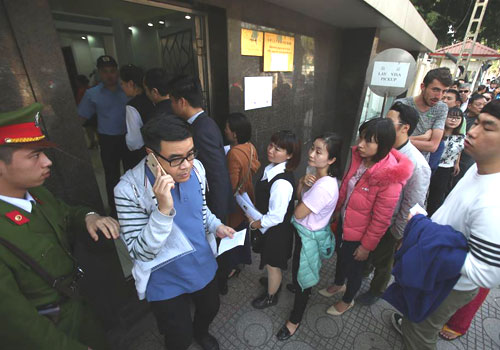 Hàng trăm cổ động viên xếp hàng nhiều giờ để xin visa Trung Quốc