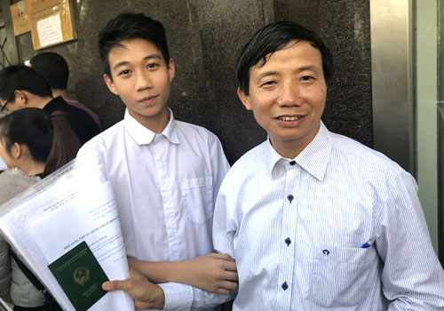 Hàng trăm cổ động viên xếp hàng nhiều giờ để xin visa Trung Quốc