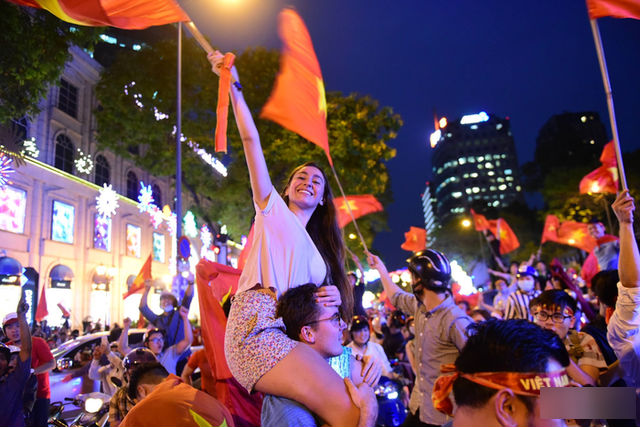 Một công ty Sài Gòn chơi bảnh bao nhân viên đi Trung Quốc cổ vũ U23