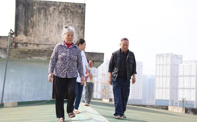 Chủ tịch Hà Nội yêu cầu kiểm tra vụ người dân đi trên mái nhà vì thang máy chung cư hỏng