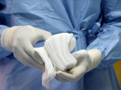 Nữ bệnh nhân đẻ ra găng tay và gạc bị bác sĩ bỏ quên trong bụng