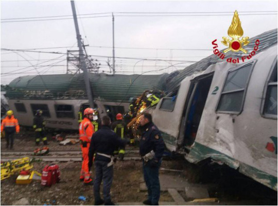 Tàu lửa trật đường ray ở Ý, máu chảy dọc thân tàu