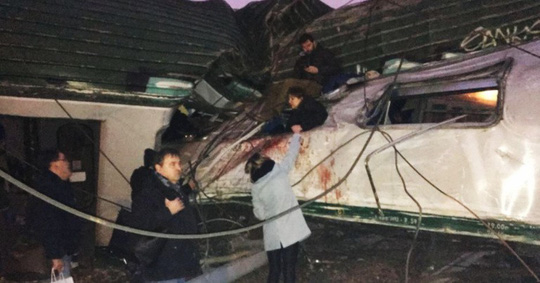 Tàu lửa trật đường ray ở Ý, máu chảy dọc thân tàu