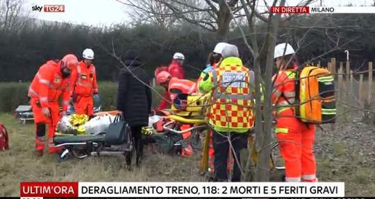 Tàu lửa trật đường ray ở Ý, máu chảy dọc thân tàu