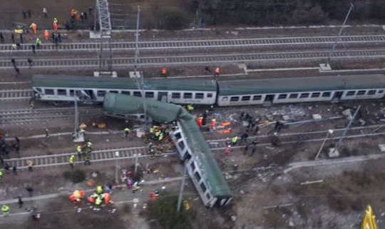 Tàu lửa trật đường ray ở Ý, máu chảy dọc thân tàu