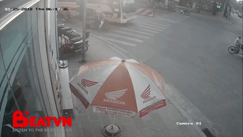 Người đàn ông thoát chết ngoạn mục, bình thản đi lại xem xét tình hình sau khi bị ô tô tải tông trực diện Người đàn ông thoát chết ngoạn mục, bình thản đi lại xem xét tình hình sau khi bị ô tô tải tông trực diện