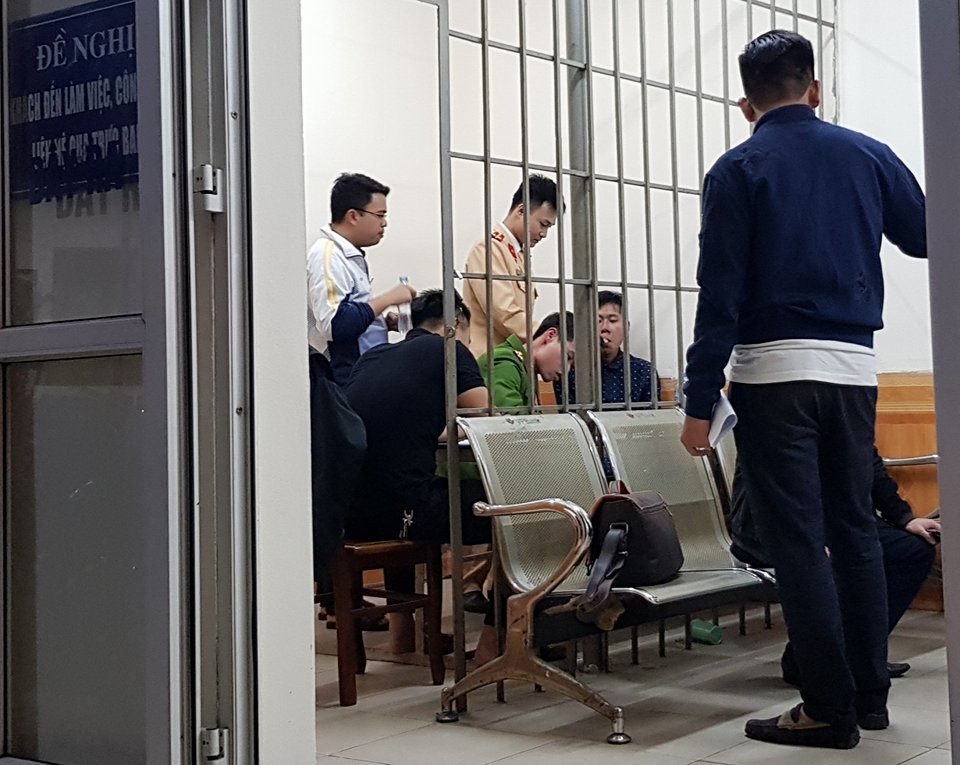 Tạm giữ hình sự thanh niên say rượu lái ô tô điên tông 9 người