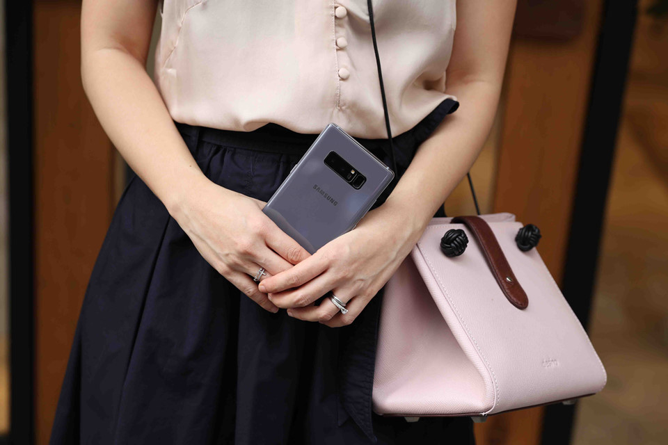 Galaxy Note 8 tím khói: Đẹp như phụ kiện thời trang