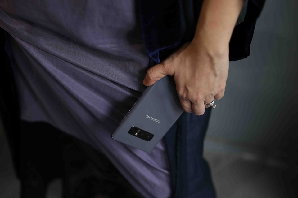 Galaxy Note 8 tím khói: Đẹp như phụ kiện thời trang