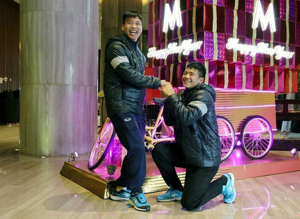 Loạt khoảnh khắc lầy lội khác xa trên sân của cầu thủ U23 Việt Nam