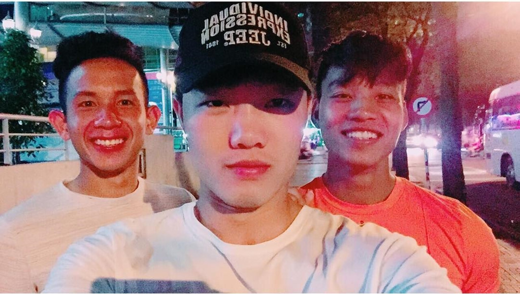 Loạt khoảnh khắc lầy lội khác xa trên sân của cầu thủ U23 Việt Nam