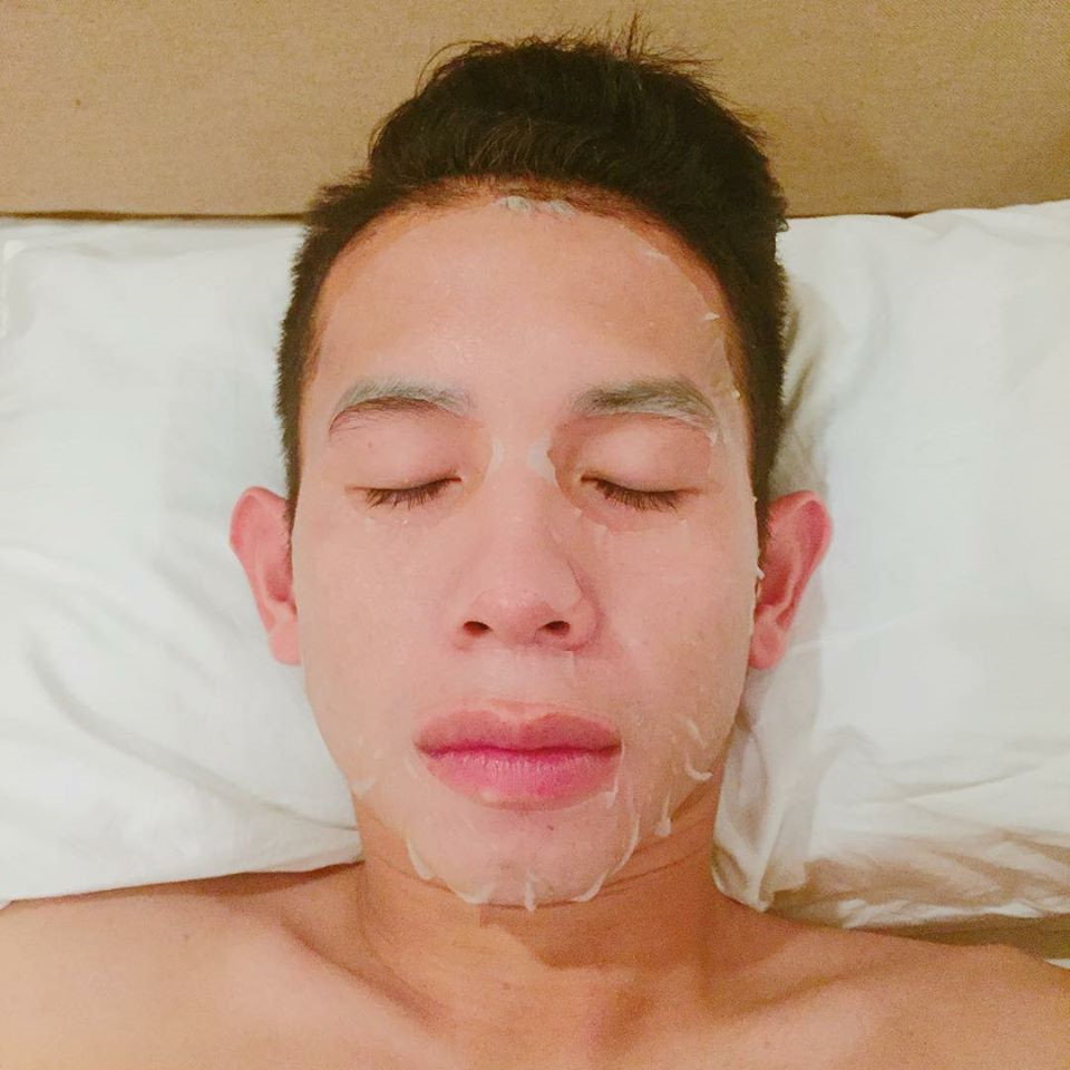 Loạt khoảnh khắc lầy lội khác xa trên sân của cầu thủ U23 Việt Nam