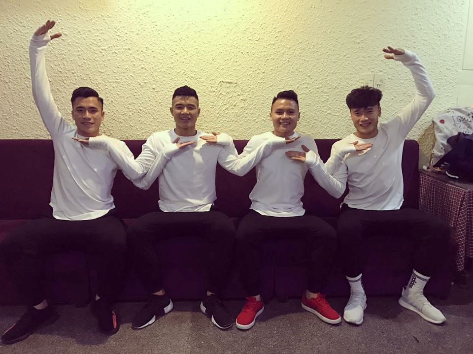 Loạt khoảnh khắc lầy lội khác xa trên sân của cầu thủ U23 Việt Nam