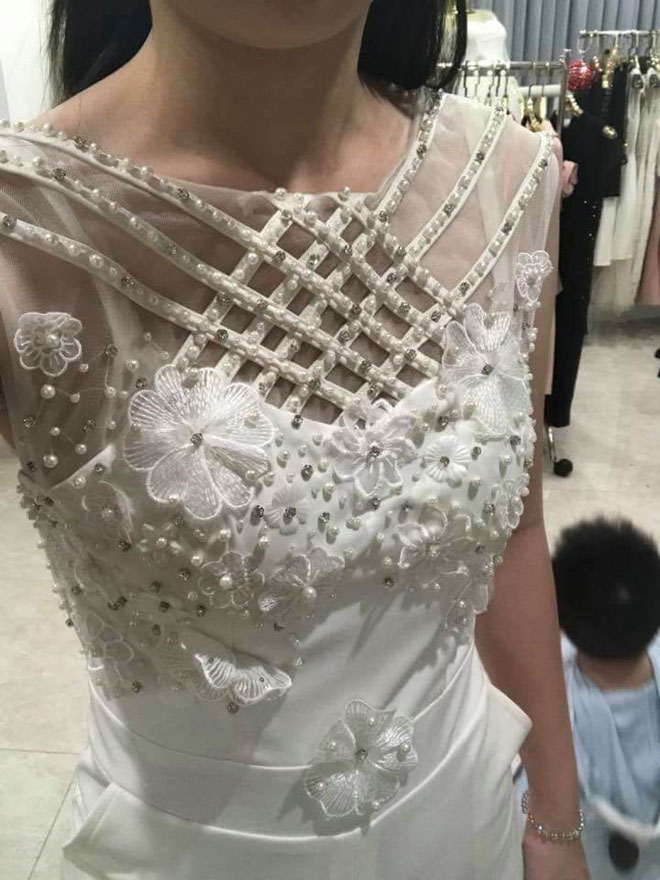 Vừa khoe được chồng tâm lý mua 2 chiếc váy cả triệu để mặc Tết, cô vợ tiu nghỉu vì bị chị em nhào vào chê xấu